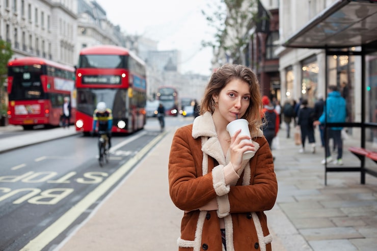 Photo gratuit voyageuse en milieu urbain