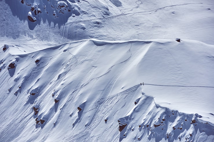 Photo gratuit vue aérienne d'une montagne couverte de neige blanche en hiver