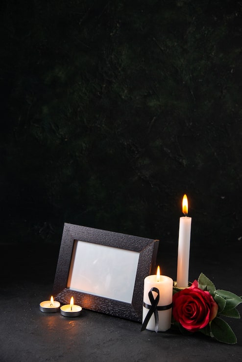 Photo gratuit vue de devant de bougies brûlantes avec cadre d'image sur une surface sombre