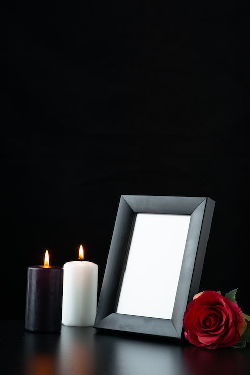 Photo gratuit vue de devant du cadre d'image avec une rose rouge sur noir