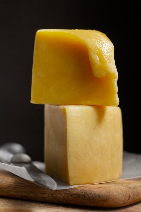 Photo gratuit vue de face du bloc de fromage fondu