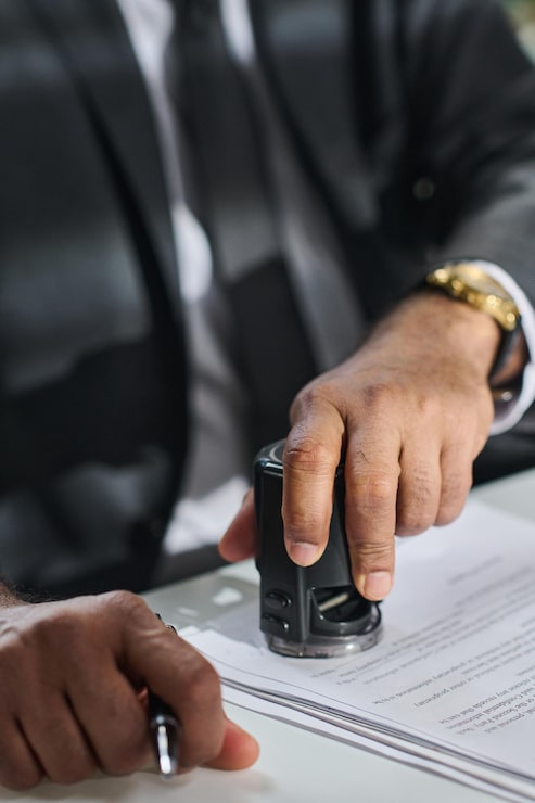 Photo l'avocat appose son timbre sur le contrat
