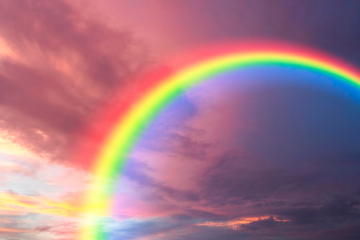 Photo ciel et nuages de coucher du soleil avec des arcs-en-ciel