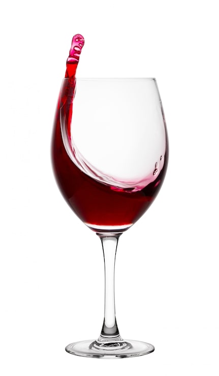 Photo éclaboussure de vin rouge dans un verre