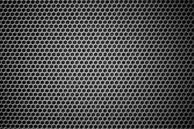 Photo grille en acier noire avec trous hexagonaux