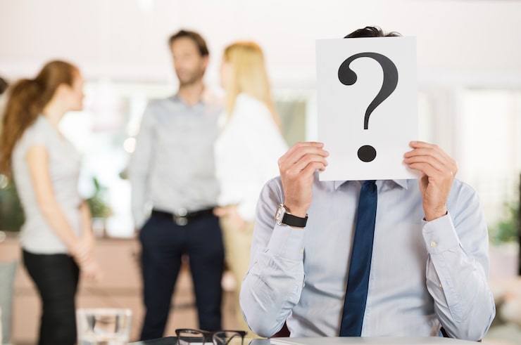 Photo homme d'affaires détenant un signe de point d'interrogation devant son visage.