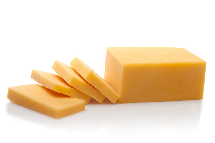 Photo morceau et tranches de fromage cheddar