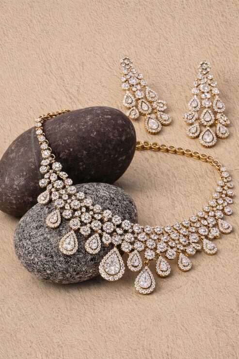 Photo parure luxueuse collier et boucles d'oreilles en diamants avec poires