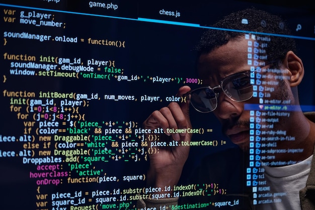 Photo programmateur axé sur l'analyse du code sur l'écran de l'ordinateur