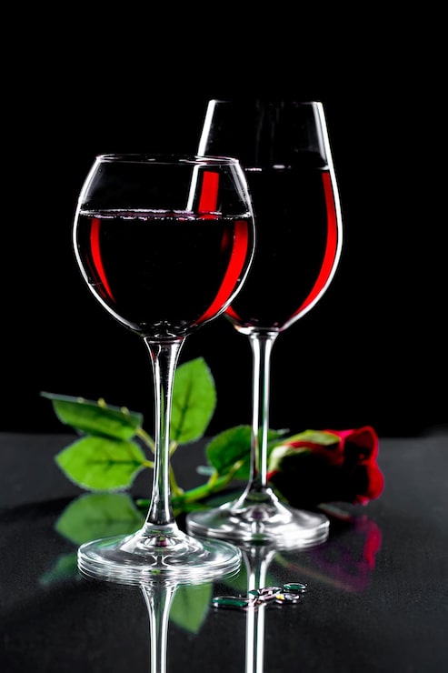 Photo vin dans un verre avec une bouteille