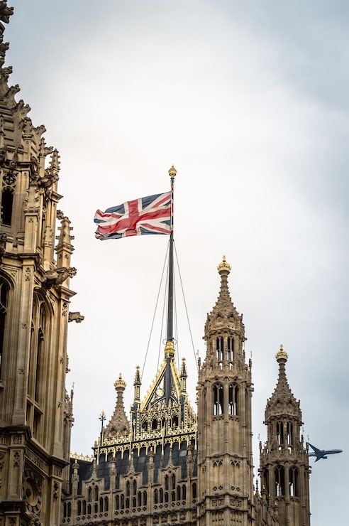 Photo vue à faible angle du drapeau britannique sur les maisons du parlement contre le ciel