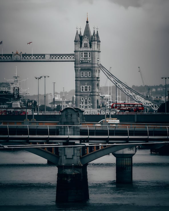 Photo une vue sur un pont de londres au sommet