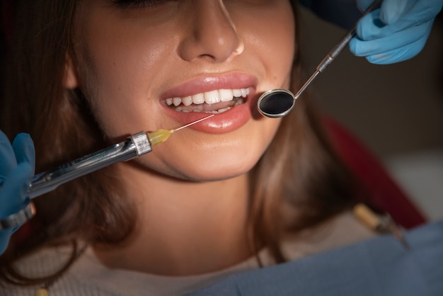 Vue rapprochée du dentiste utilisant des instruments