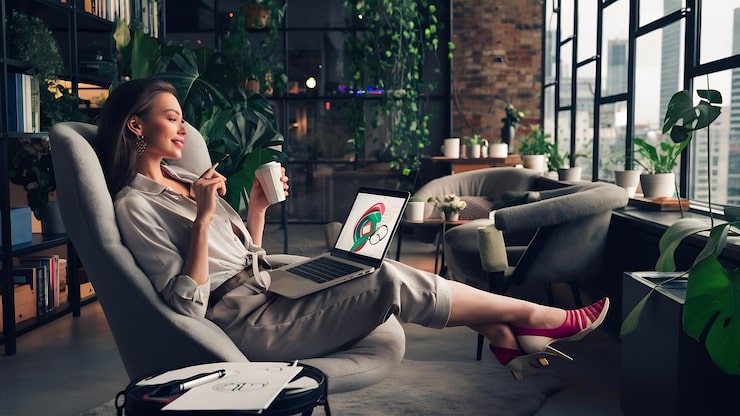 Foto avslappet kvinne med laptop ved arbeidsplassen