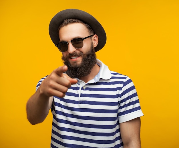 Foto blid hipster som poserer i studio