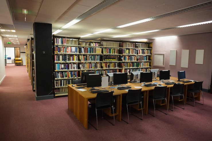 Foto datamaskinpulter i biblioteket