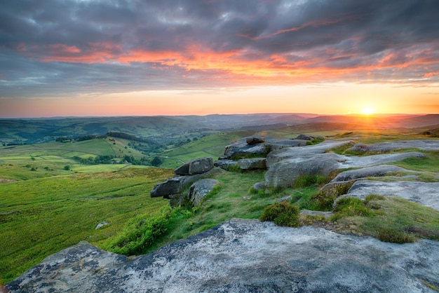 Foto dramatisk solnedgang over higger tor