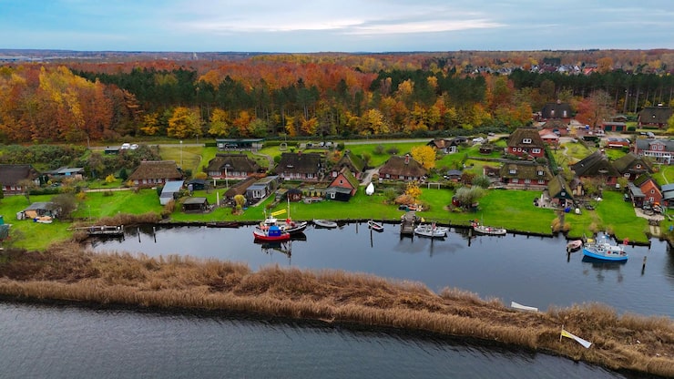 Foto dronebilde av hus med stråtak i middelalderfiskelandsbyen gothmund, tyskland