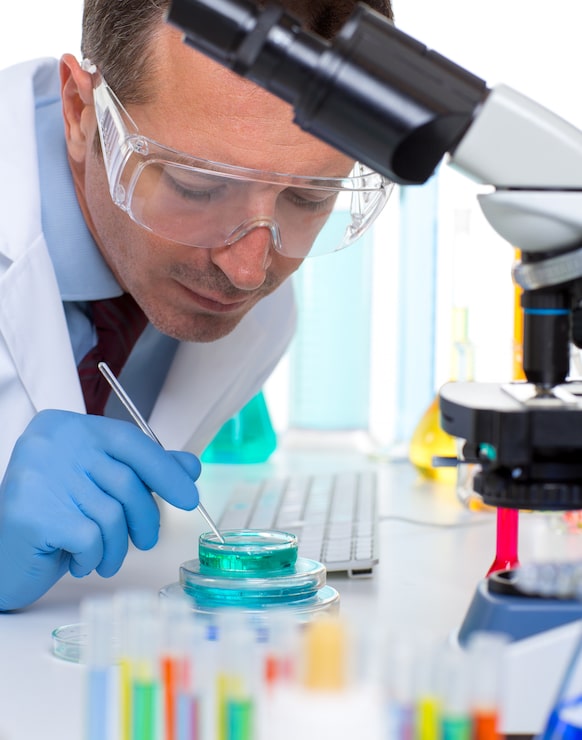 Foto laboratorieforsker som arbeider på lab med reagensrør