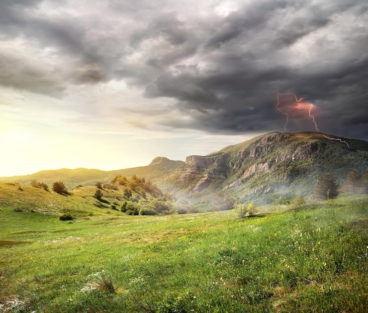 Foto lyn og stormskyer over fjellene