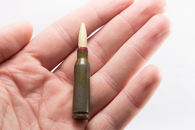 Foto rifle kule i en hånd
