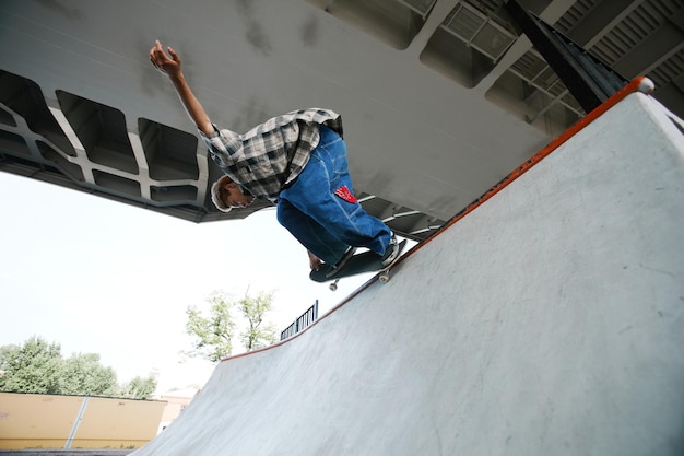 Foto skateboarding tricks utendørs