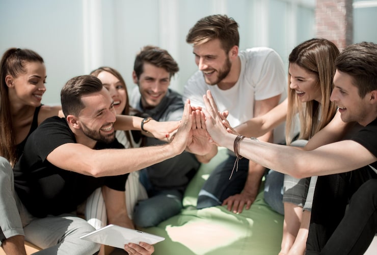 Foto unge gründere gir hverandre en high five startup
