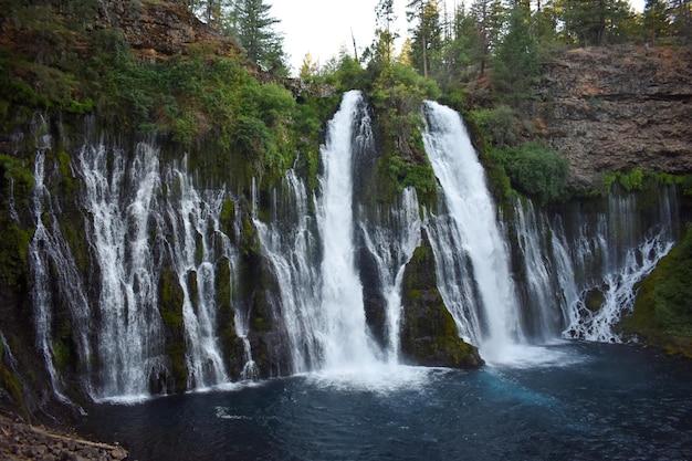 Bild burney falls vattenfall