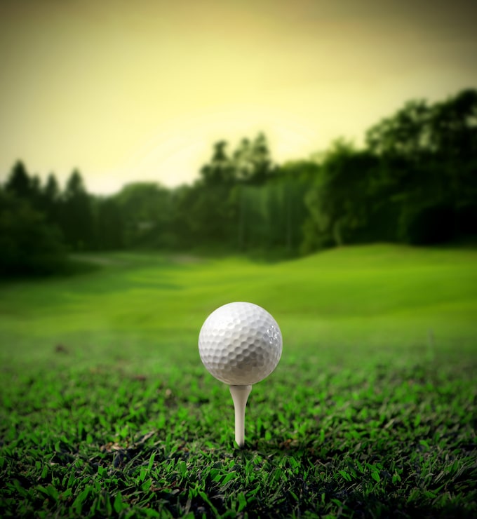 Foto golfbane med en bold