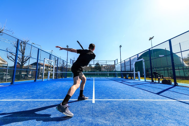 Bild närbild av unga människor som spelar padel tennis