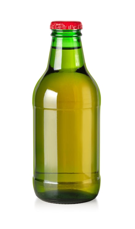 Fotoğraf beyaz üzerinde bir şişe soda
