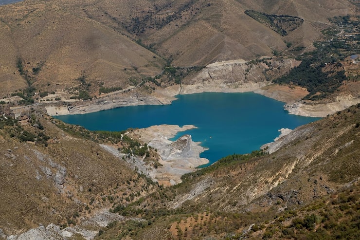 Fotoğraf gölün manzaralı görüntüsü