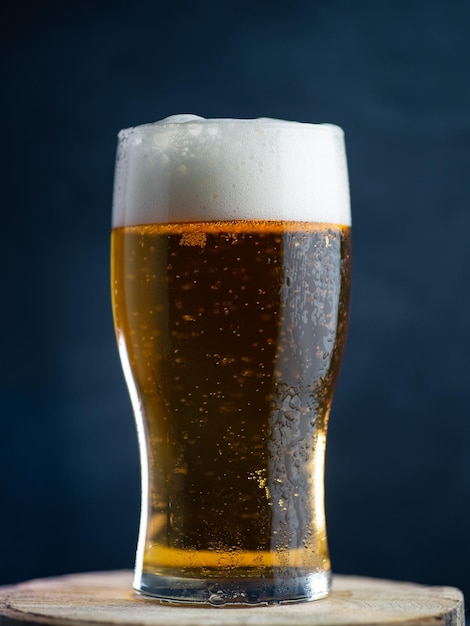 Kuva lasi lager-olutta tummalla taustalla