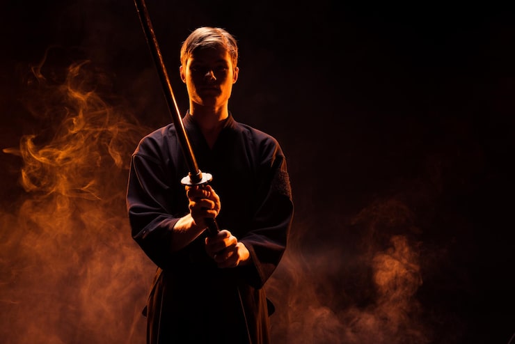 Kuva nuori mies kimonossa pitelee kendo-miekkaa savussa