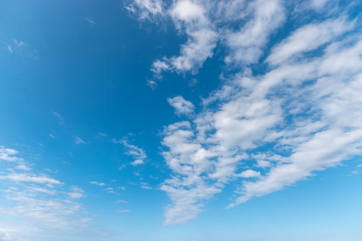 Foto blauwe hemelachtergrond met witte wolken.