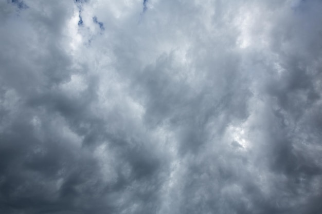 Photo 雷雨の前の暗い嵐の雲
