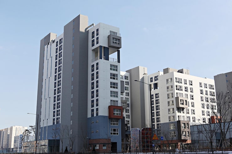 Photo 仰视建筑物，背景是晴朗的天空