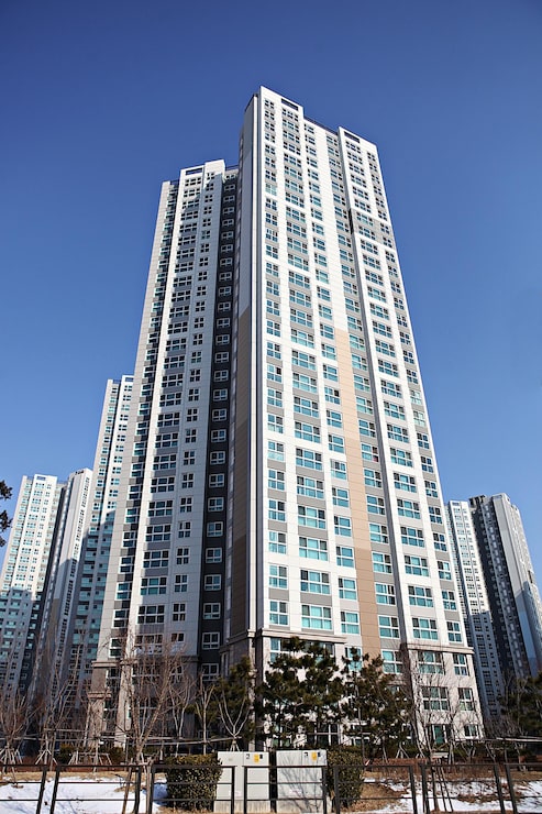 Photo 现代建筑在晴朗蓝天下的低角度视图