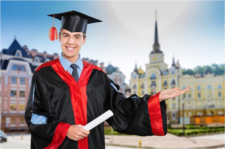 Foto man in afstudeerkostuum met diploma