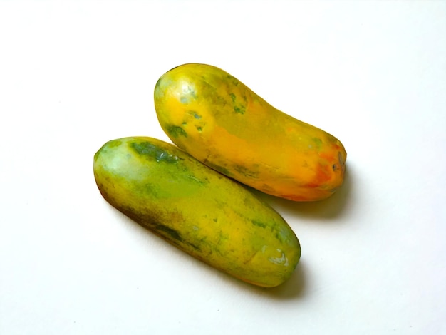 फोटो सफेद पृष्ठभूमि पर दो पपीते