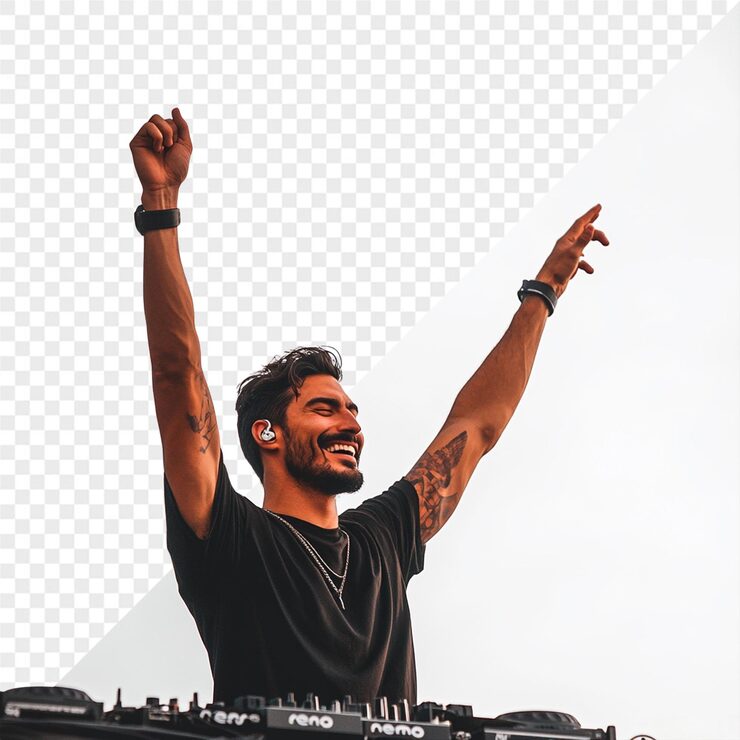 PSD kolunda dövmesi olan bir adam, üzerinde "dj" yazan bir ekranın önünde duruyor