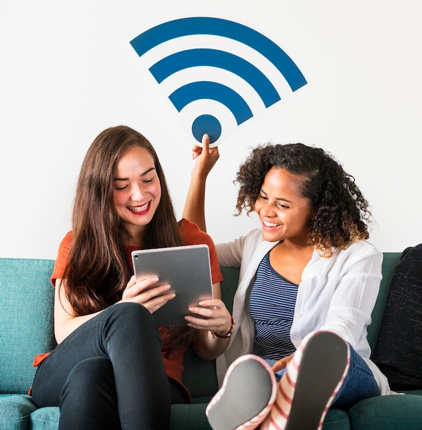 PSD kvinde, der holder internet signalikon