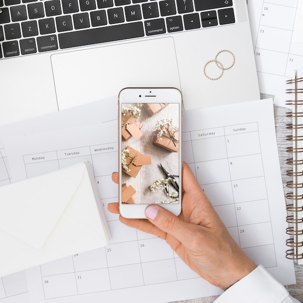 PSD smarttelefon mockup med bryllupskonsept