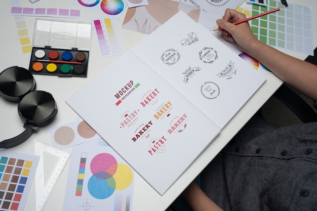 PSD toppvy över logotypdesignprocess