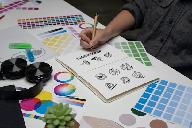 PSD toppvy över logotypdesignprocess
