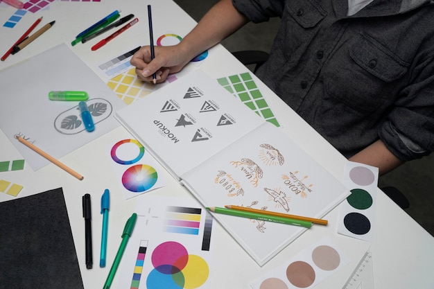 PSD toppvy över logotypdesignprocess
