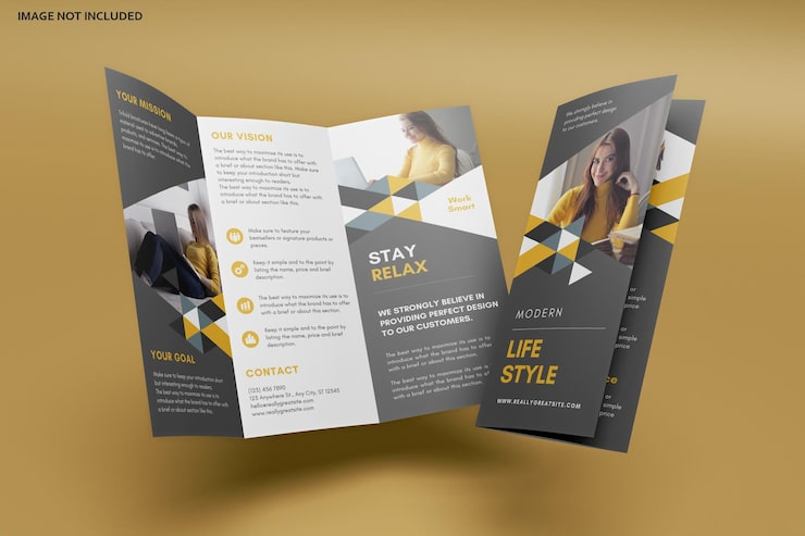 PSD trefoldet brochure med brunlig gul baggrund