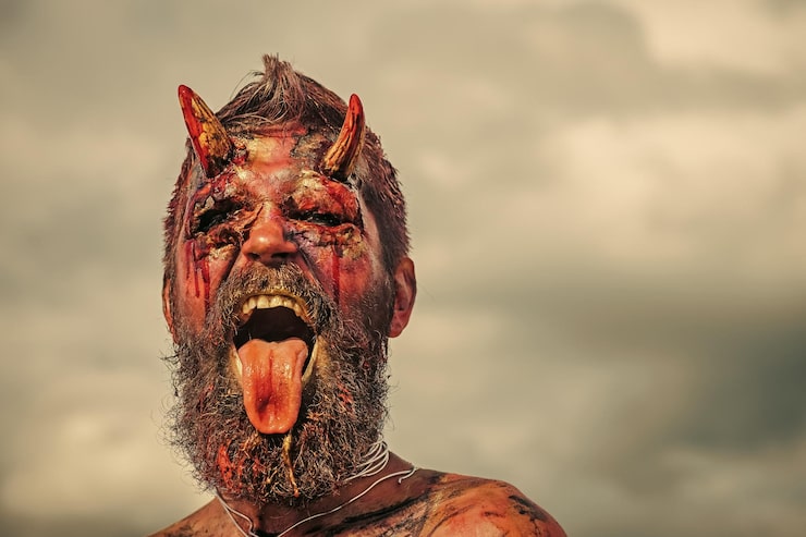 Zdjęcie halloweenowy demon z brodą pokazującą język