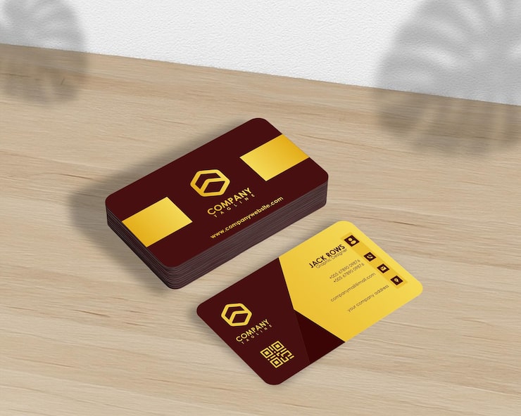 PSD chồng danh thiếp và một tấm danh thiếp riêng lẻ trên bề mặt gỗ có bóng đổ