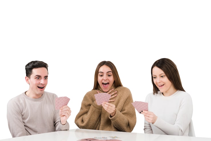 PSD gratuito amigos jugando juegos de cartas aislados